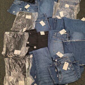 Multiples different sizes. 17 pairs of jeans. Shorts & pants